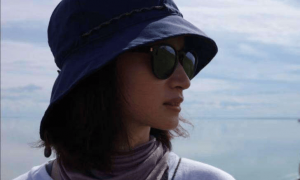 朱亚文走路送女儿上学超温馨，夫妻同框沈佳妮显娇小，他尽显老干部范