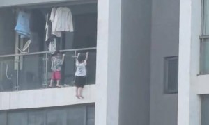 吓人！幼童爬到13层阳台外悬空玩“引体向上”，街道办：已告诫家长加强看护