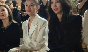 44岁宋佳同框45岁张柏芝,同穿西服外套状态稳赢,没生过娃更耐老