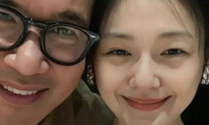 具俊晔祭奠大S,在墓前和朋友跷二郎腿玩手机,看别墅被疑要搬家